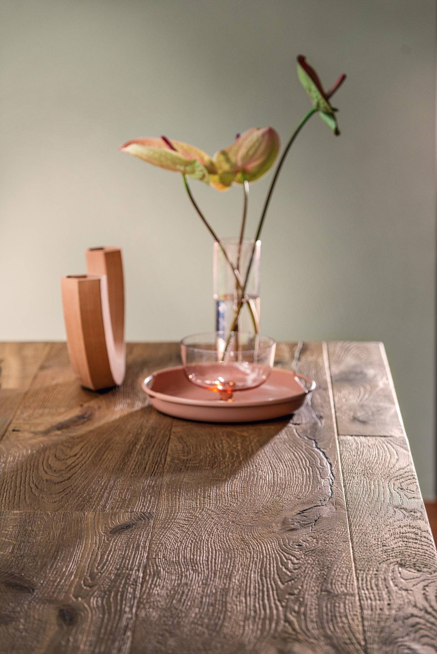 floating-table-wooden-top-detail-or-air-table-or-lago.jpg