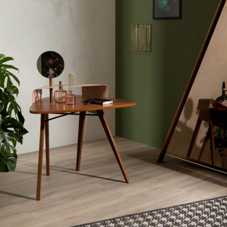 Nipper Vanity Table