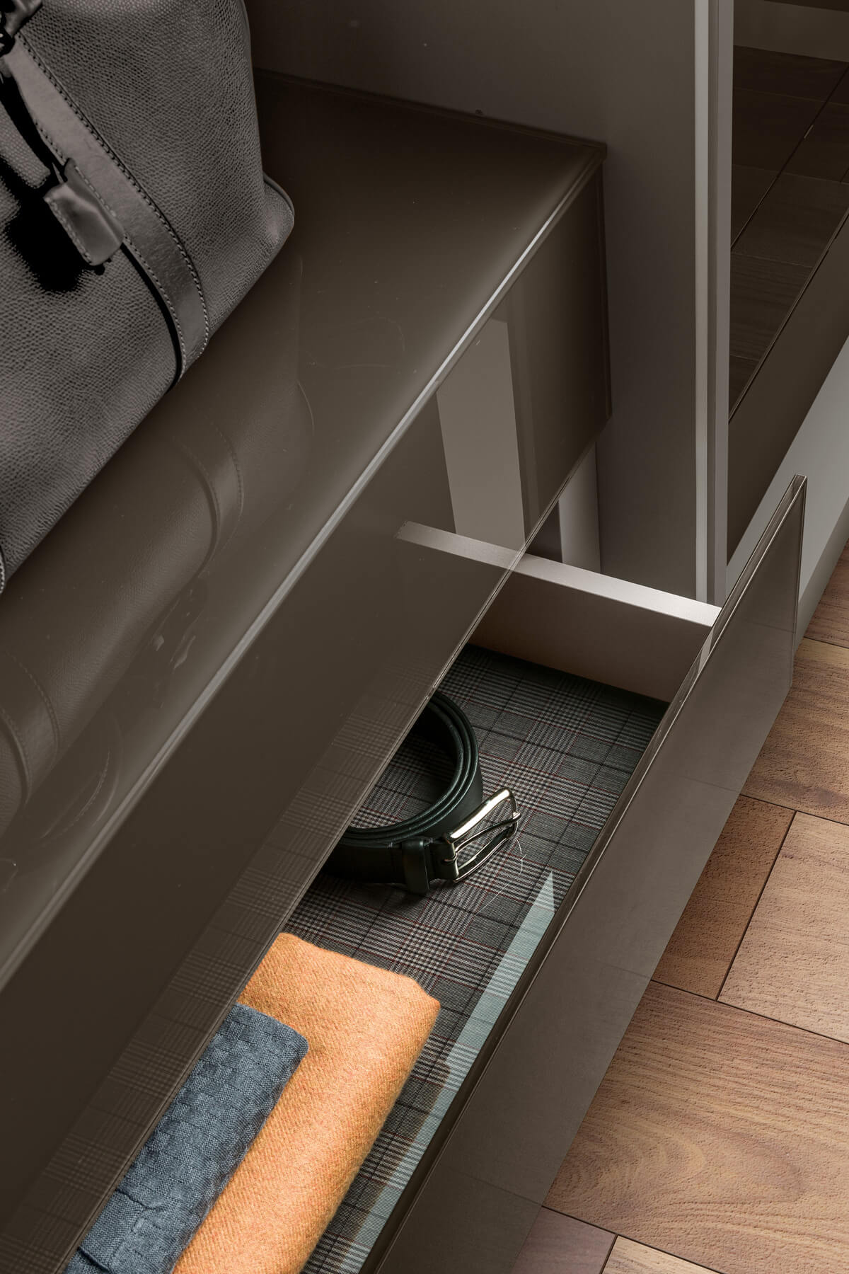 cabina-armadio-cassetti-in-vetro.jpg