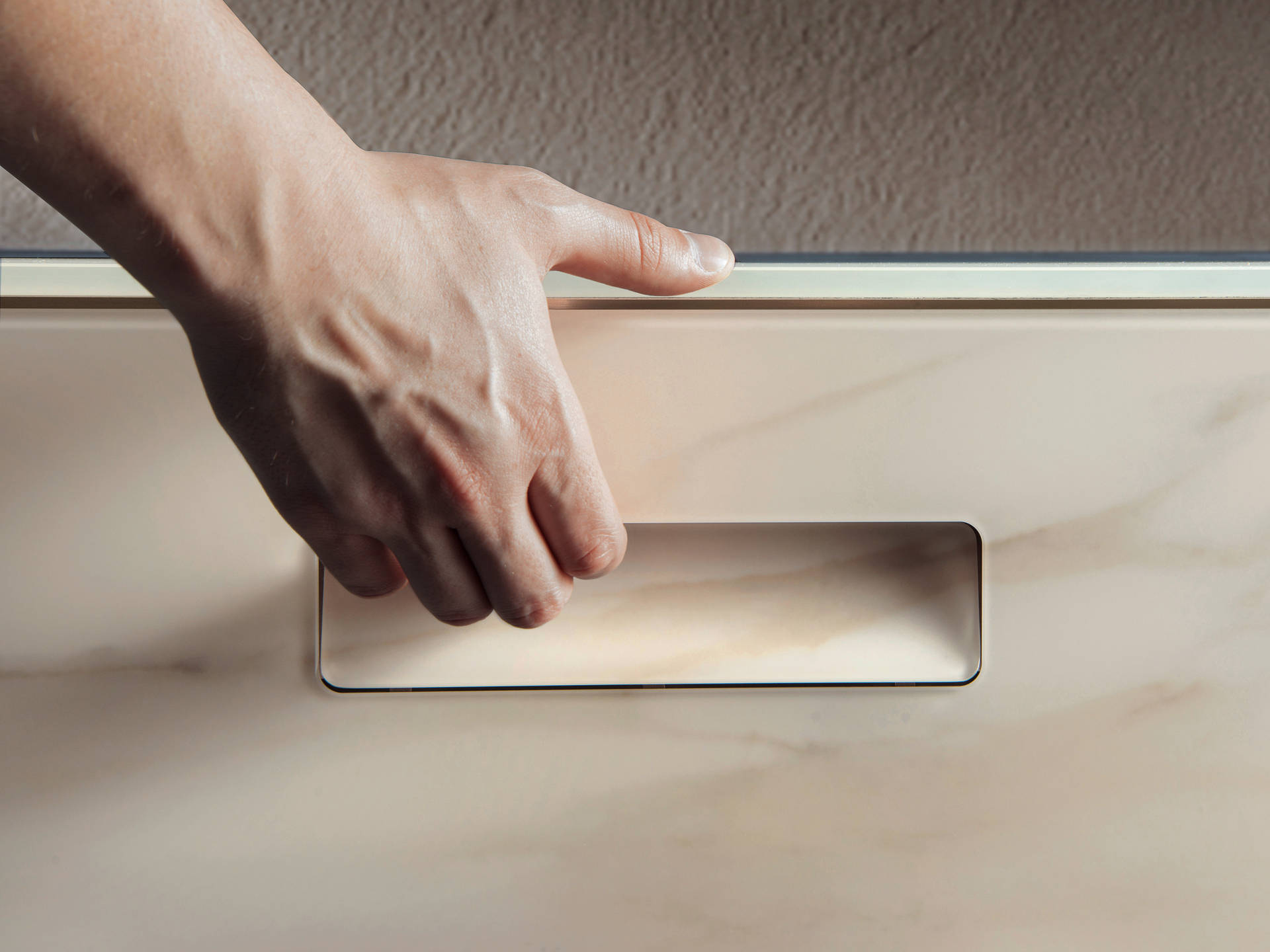flapp-invisible-handle-kitchen-opening-or-kitchen-or-lago.jpg
