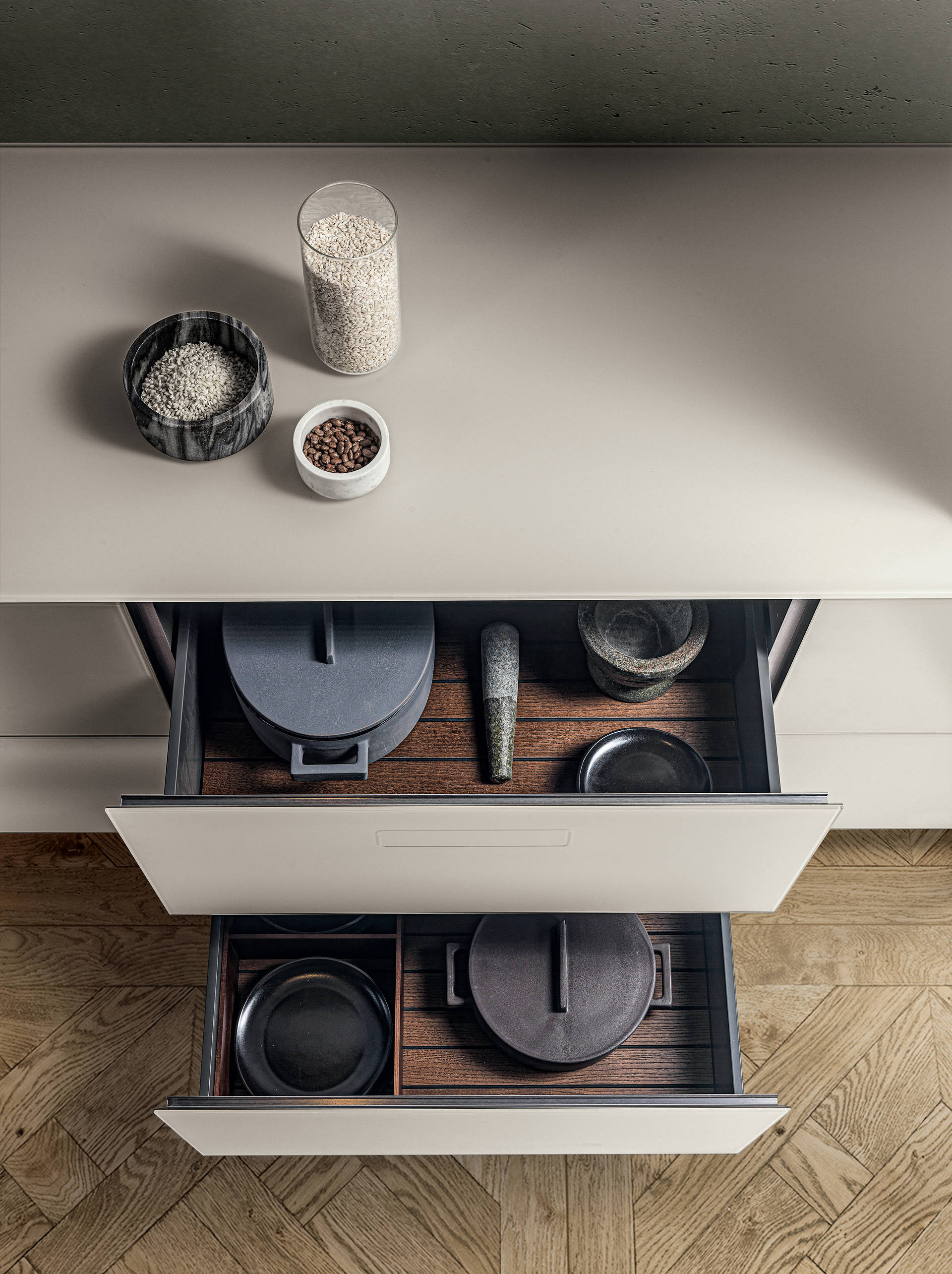 white-kitchen-drawers-or-kitchen-36e8-fenix-or-lago.jpg