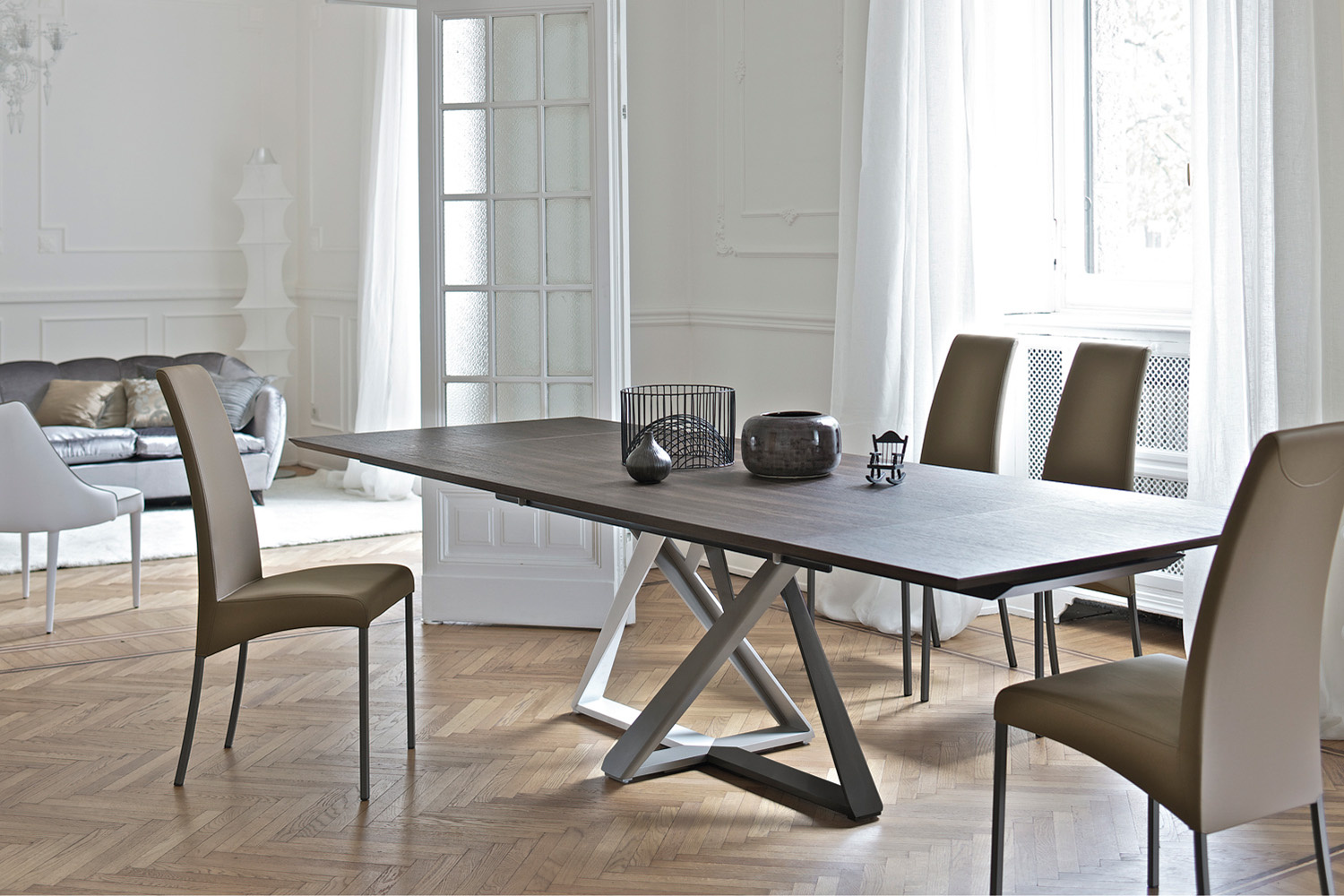 millennium-extension-dining-table-01_1.jpg