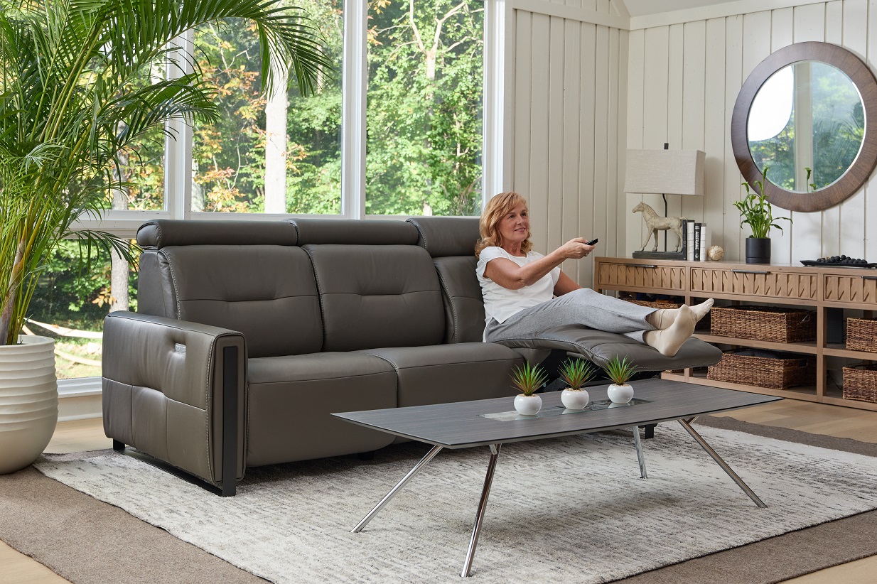 Fjords-Monte-Carlo-3-Seat-AL-Graphite-Lifestyle-5.jpg
