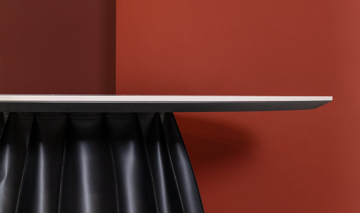 Tavolo-marylin-airnova-arredamento-design-leather-furnishing-03-r0ahsoct16zl6lvfr1990ti64z3n2og9eztmo054ue.jpg