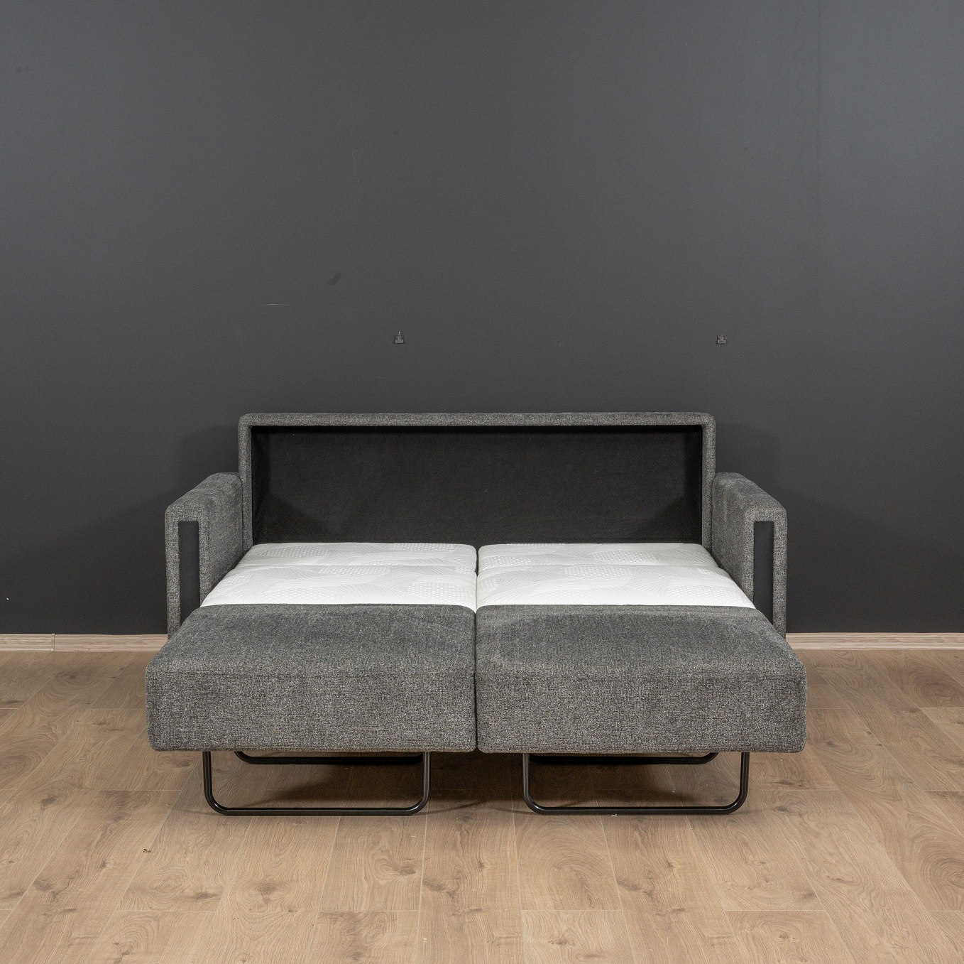Mia-FullXL-Maple-Charcoal-3.jpg